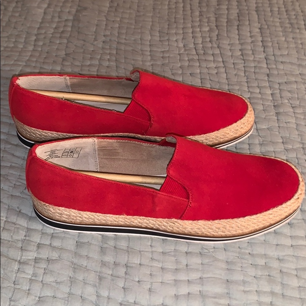 LANDS END RED SUEDE ESPADRILLES - Picture 4 of 5
